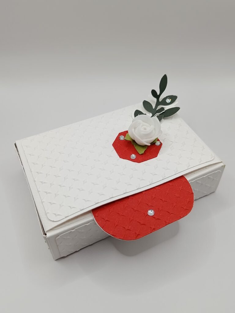 boîte artisanale rouge blanche fait main